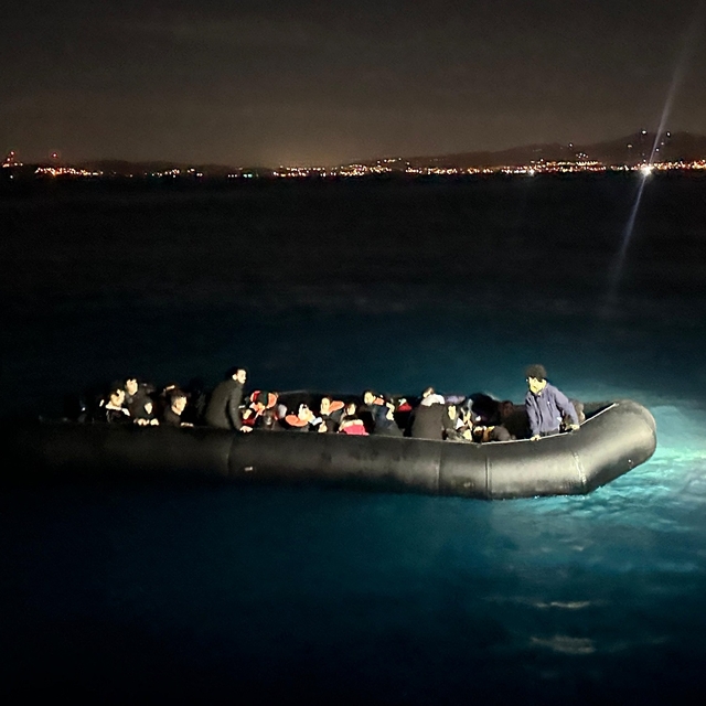 İzmir açıklarında 43 düzensiz göçmen yakalandı