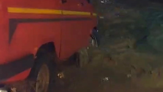 Suda mahsur kalan aileyi İncirliova Belediyesi ekipleri kurtardı