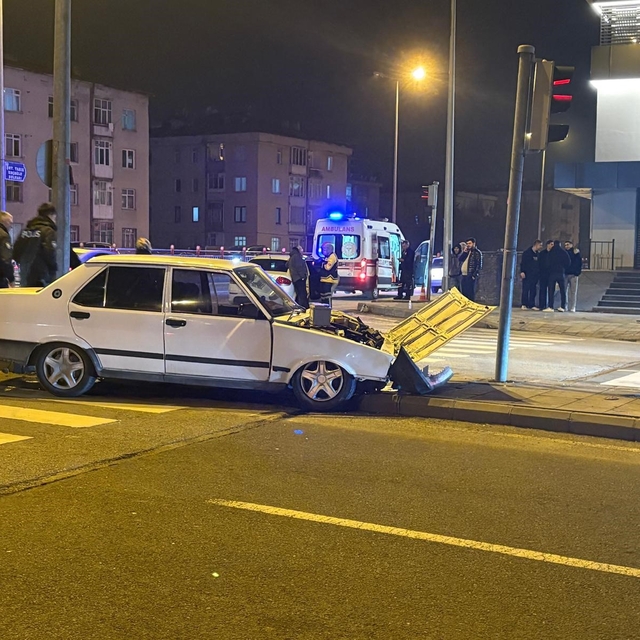 Melikgazi'de iki otomobil kavşakta çarpıştı