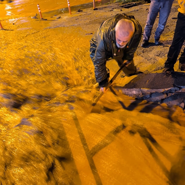 Kuşadası Belediyesi'nin 'yağmur' mesaisi aralıksız sürüyor