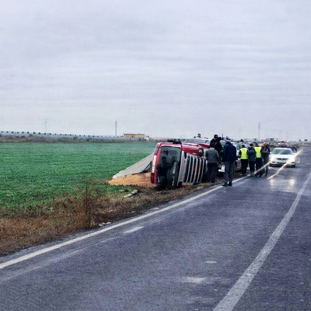 Muratlı'da kamyon devrildi