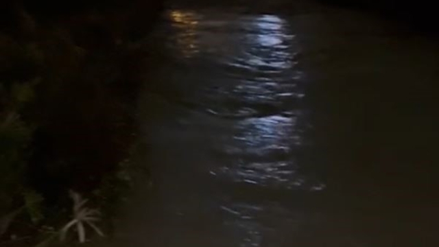 Kuşadası'nda dere taştı, alışveriş merkezi sular altında kaldı