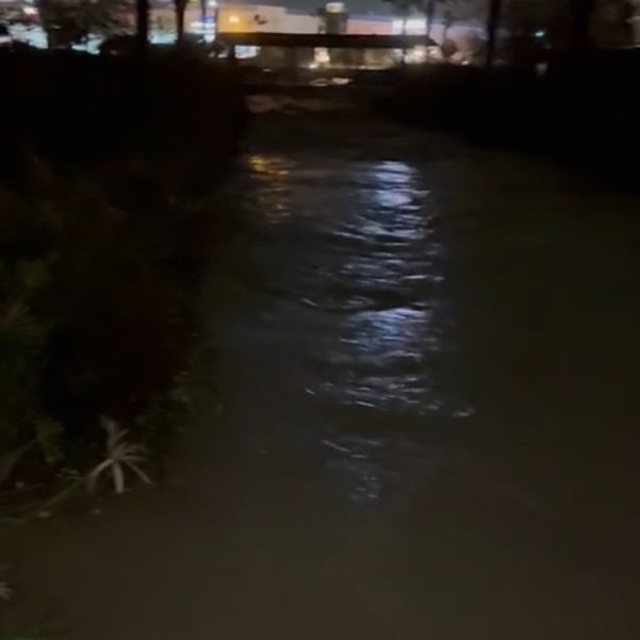 Kuşadası'nda dere taştı, alışveriş merkezi sular altında kaldı