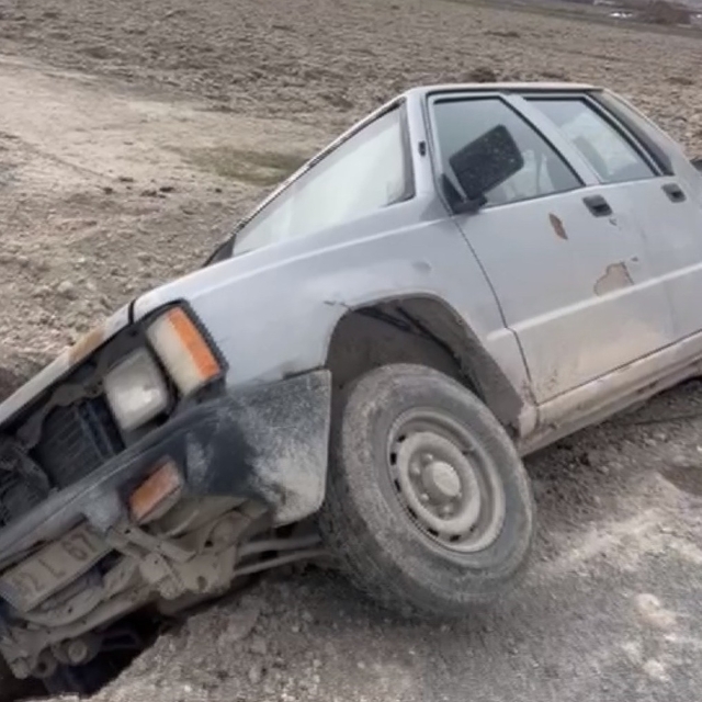 Karapınar'da pikap çukura düştü: 1 yaralı