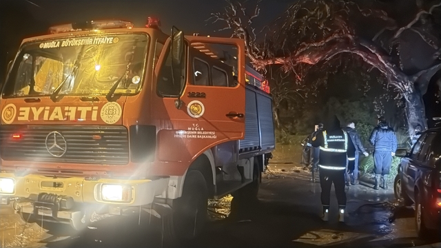 Bodrum'da sağanak; araç dereye kapıldı, evleri su bastı