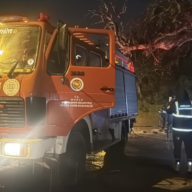 Bodrum'da sağanak; araç dereye kapıldı, evleri su bastı