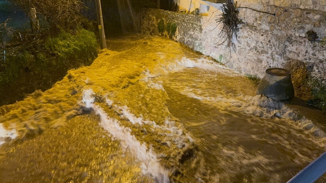 Bodrum'u sağanak vurdu: Araç sürüklendi, evleri su bastı