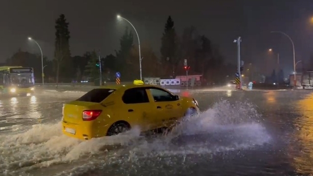 Bursa'da sağanak sonrası rögarlar taştı, cadde göle döndü