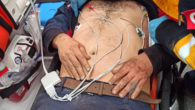 Hatay'da uçurumdan yuvarlanan kepçeden atlayan operatör yaralı kurtarıldı