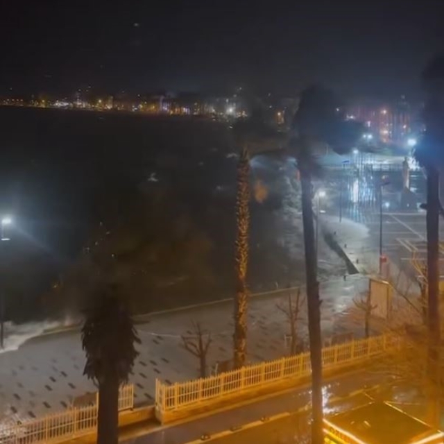 Lodos denizi taşırdı, dalgalar yükseldi