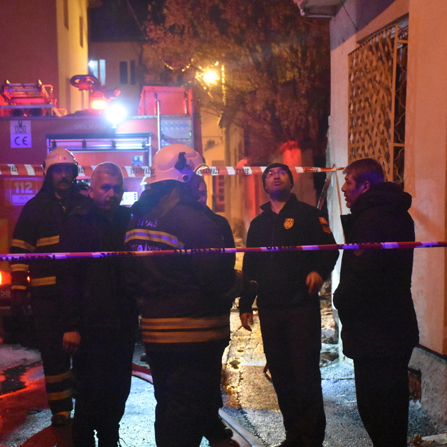 Kedilerin beslendiği evde yangın; 26 kedi öldü