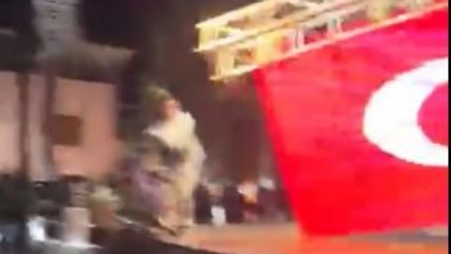Zeybek oynamak için sahneye çıkan belediye başkanı saniyelerle kurtuldu... Sahnenin çökme anı kamerada
Fırtına dev ekranla birlikle sahneyi devirdi