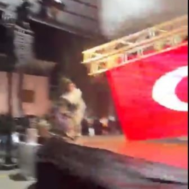 Zeybek oynamak için sahneye çıkan belediye başkanı saniyelerle kurtuldu......