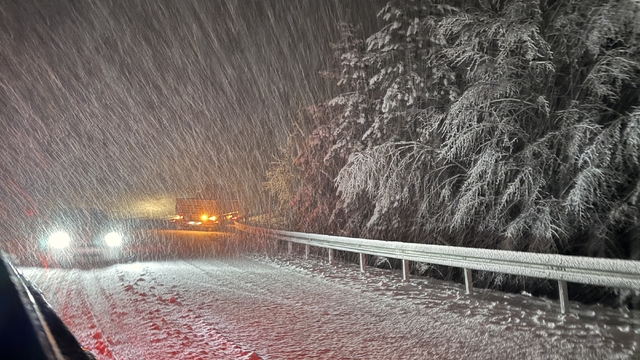 Kütahya'nın Domaniç ilçesinde yoğun kar yağışı etkili oluyor