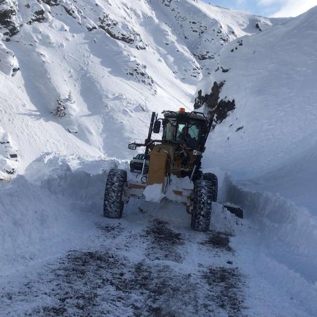 Kemaliye'de köy yollarında karla mücadele sürüyor