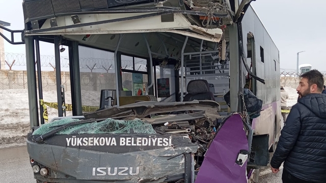 Yüksekova'da yolcu minibüsü ile otobüs çarpıştı: Çok sayıda yaralı var