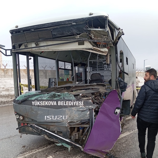 Yüksekova'da yolcu minibüsü ile otobüs çarpıştı: Çok sayıda yaralı var