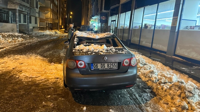 Ağrı'da çatıdan düşen kar ve buz kütlesi araca zarar verdi