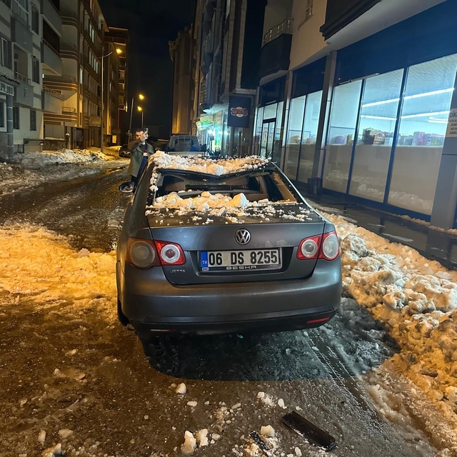 Ağrı'da çatıdan düşen kar ve buz kütlesi araca zarar verdi