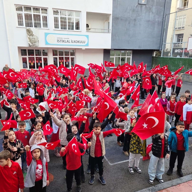 Samsun'da 253 bin öğrenci "Bayrak Sevgisi" temasıyla ders başı yaptı