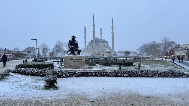 Edirne'de kar yağışı etkili oluyor