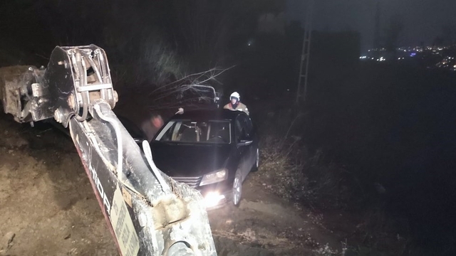Belen'de toprak kaymasıyla mahsur kalan araç kurtarıldı