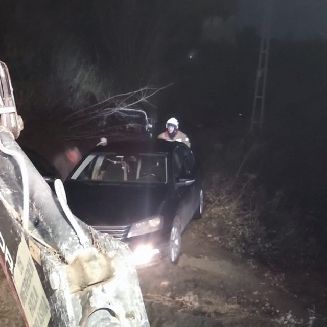 Belen'de toprak kaymasıyla mahsur kalan araç kurtarıldı