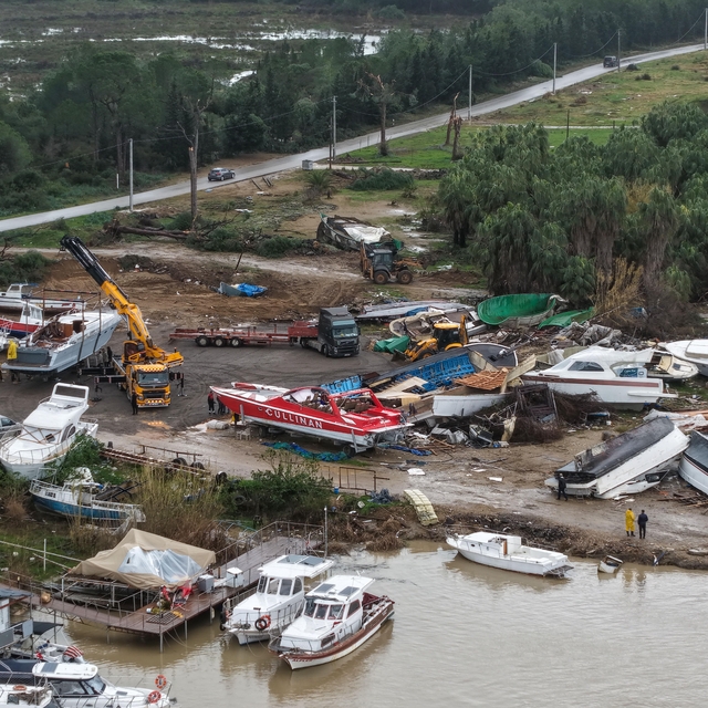 Antalya'da hortum sonrası enkaz kaldırılıyor; su ise çekilmedi