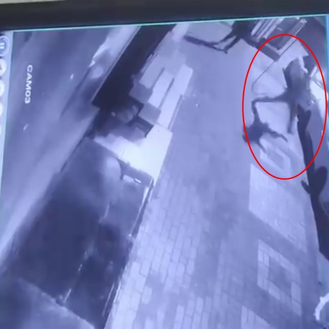 Park halindeki otomobillerin aynalarını kırıp, kaportalarını çizdiler