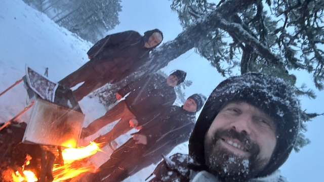 Sındırgı'da zirveye çıkıp kar altında mangal yaktılar