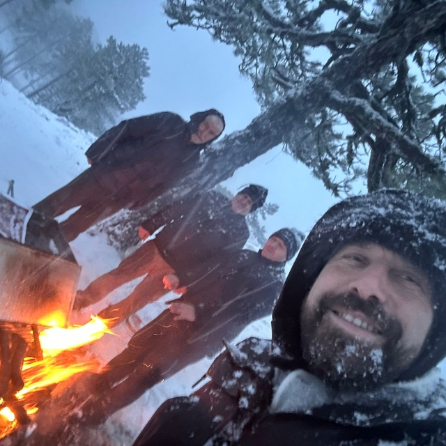 Sındırgı'da zirveye çıkıp kar altında mangal yaktılar