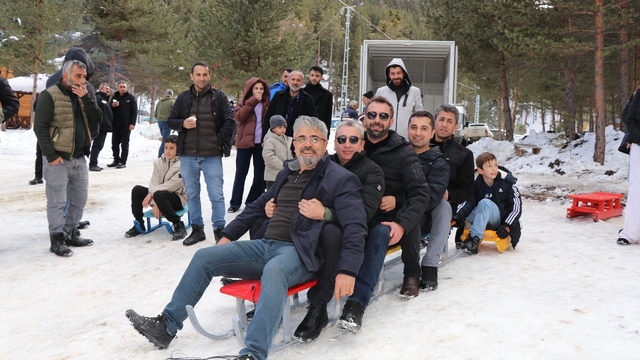 Erzurum'da kızaklarla kıyasıya yarış
Gençler çam ağaçları içindeki festivalde gönüllerince eğlendiler