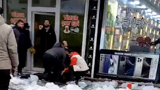 Ağrı'da çatıdan düşen kar ve buz kütlesi 1 kişiyi yaraladı