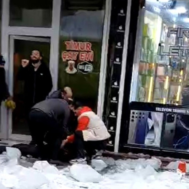 Ağrı'da çatıdan düşen kar ve buz kütlesi 1 kişiyi yaraladı