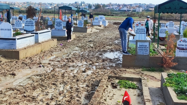 Mezarlar selde çöktü aileler isyan etti