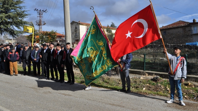 Isparta'da asırlık sancak kaldırma ve asker uğurlama geleneği
1889 yılından bu yana muhafaza edilen sancak, yalnızca asker uğurlama törenlerinde, cami imamının nezaretinde muhafazadan çıkarılıyor