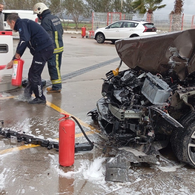 Otomobil akaryakıt istasyonuna daldı, facianın eşiğinden dönüldü