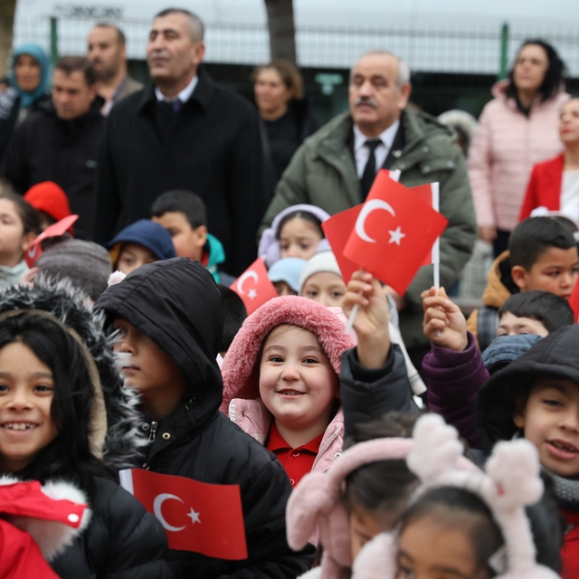 Okula gelen öğrenciler Türk bayraklarıyla karşılandı