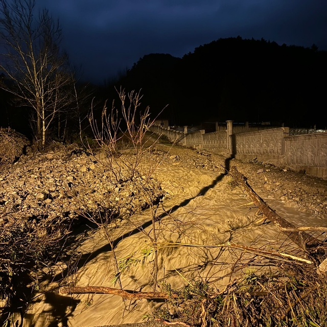 Isparta'da etkili olan sağanak yağmur nedeniyle bir köyde su baskınları yaş...