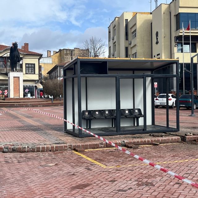 Tavşanlı'da akıllı duraklar montajlanıyor