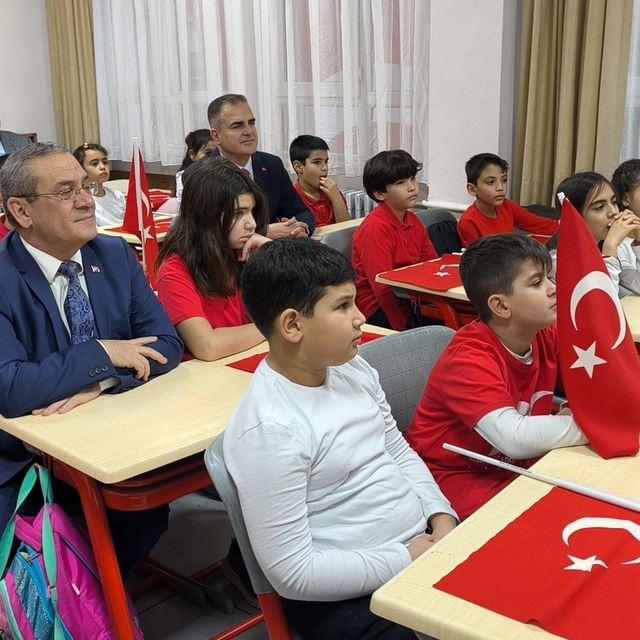 İkinci dönemin ilk dersinin konusu 'Bayrak'