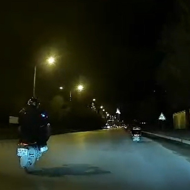 Motosikletinin önünü kaldırarak seyreden sürücü trafiği tehlikeye attı