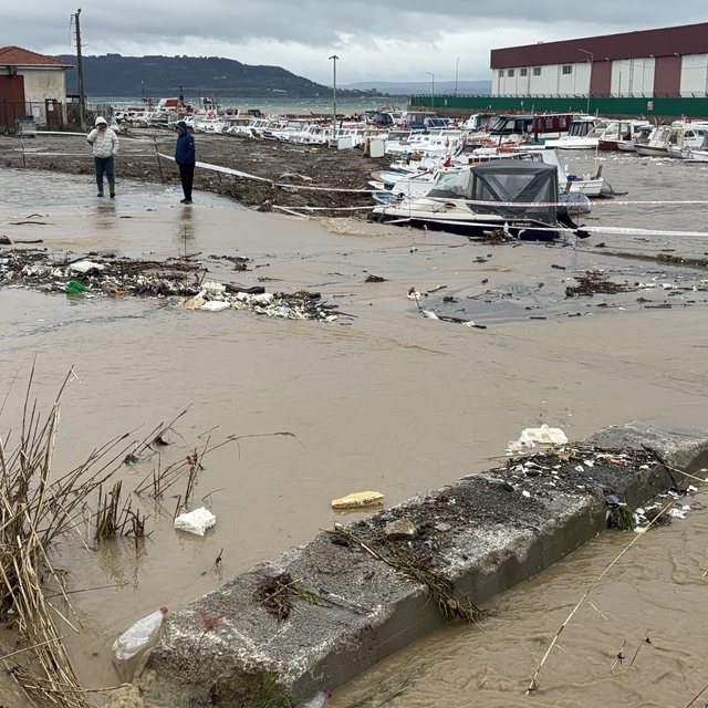 Çanakkale'de sağanak yağış nedeniyle Kepez çayı taştı