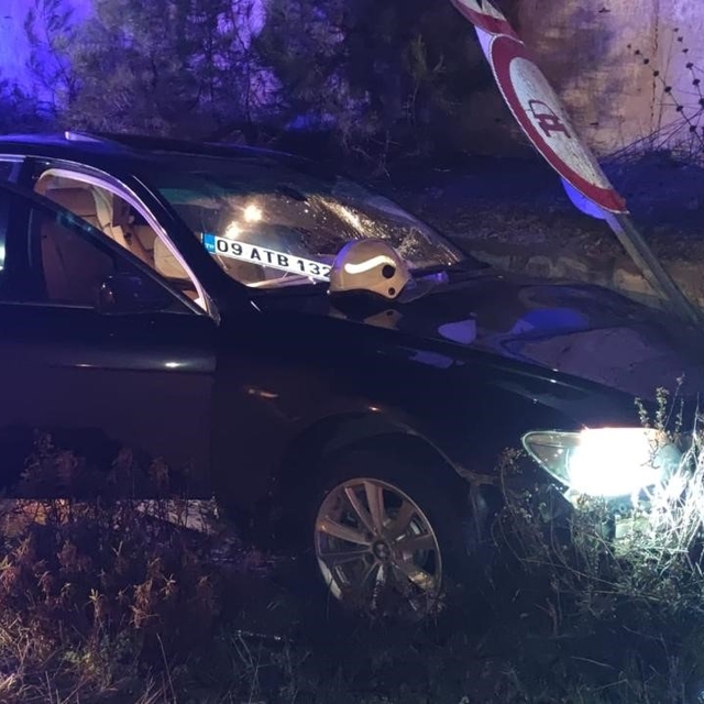 Karacasu'da trafik kazası: "Sıkışan sürücüyü itfaiye ekipleri kurtardı"