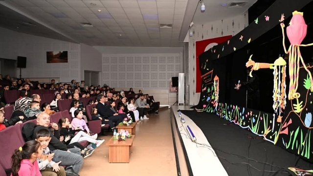 Kartepe'de çocuklar "Çevreci Balık" oyunuyla çevre bilinci kazandı