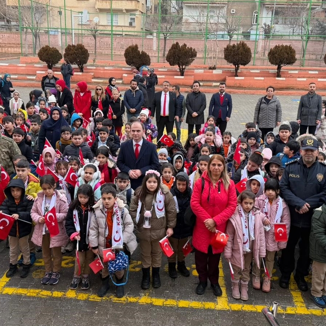 Siverek'te okullar bayrak sevgisi temasıyla açıldı