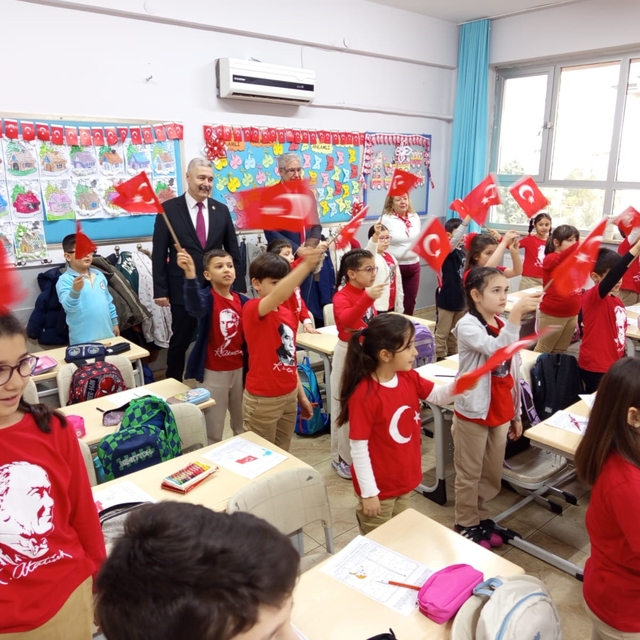 İkinci dönem "Bayrak Sevgisi" dersiyle başladı
Aydın'da 188 bin öğrenci içi...