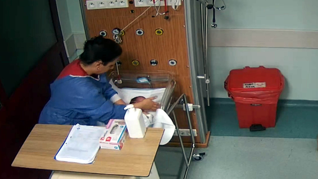 Kahramanmaraş'ta, hemşirenin başka bir bebeği daha darbettiği görüntüler ortaya çıktı