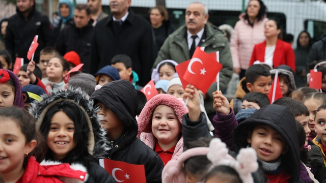 Okula gelen öğrenciler Türk bayraklarıyla karşılandı