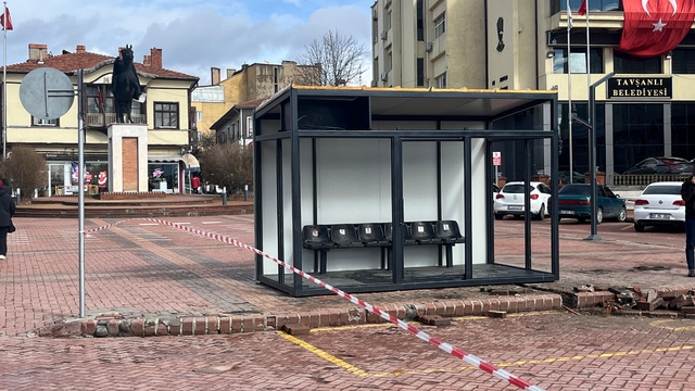 Tavşanlı'da akıllı duraklar montajlanıyor